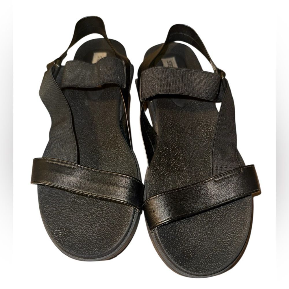 Steve Madden Black Flat Sandal Athleisure Minimalist Comfy Vacation Casual Wear